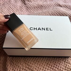 Chanel Ultra Le TEINT Flawlwws Finish Foundation
